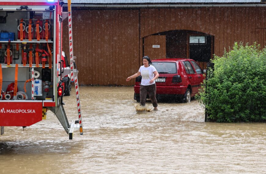 Intensywne opady w regionie Podhala. Biały Dunajec wylał, na trasie Zakopianki wprowadzono&hellip;