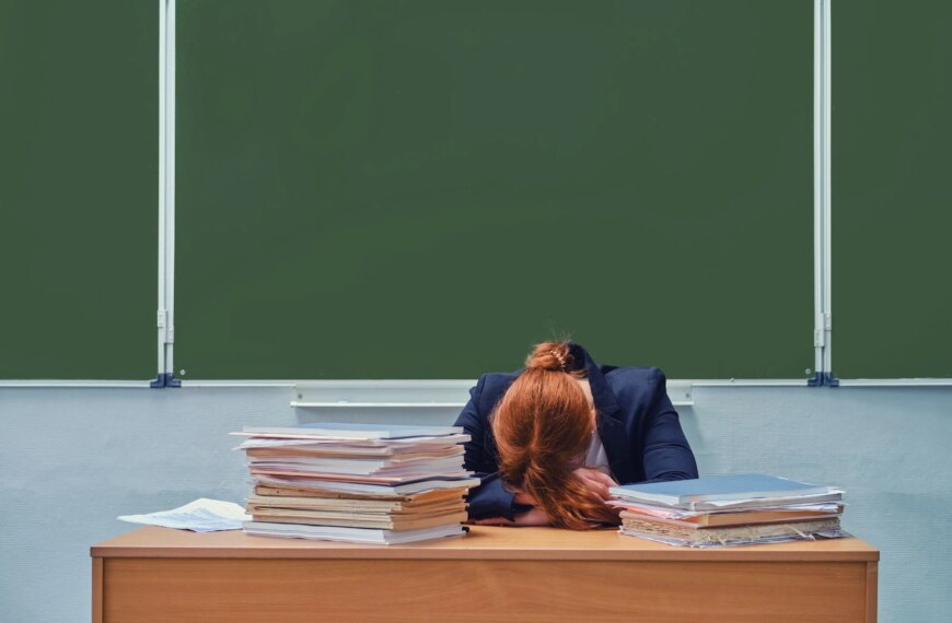 Nauczyciele w Polsce: jakie są główne przyczyny stresu w placówkach oświatowych? Podsumowanie&hellip;