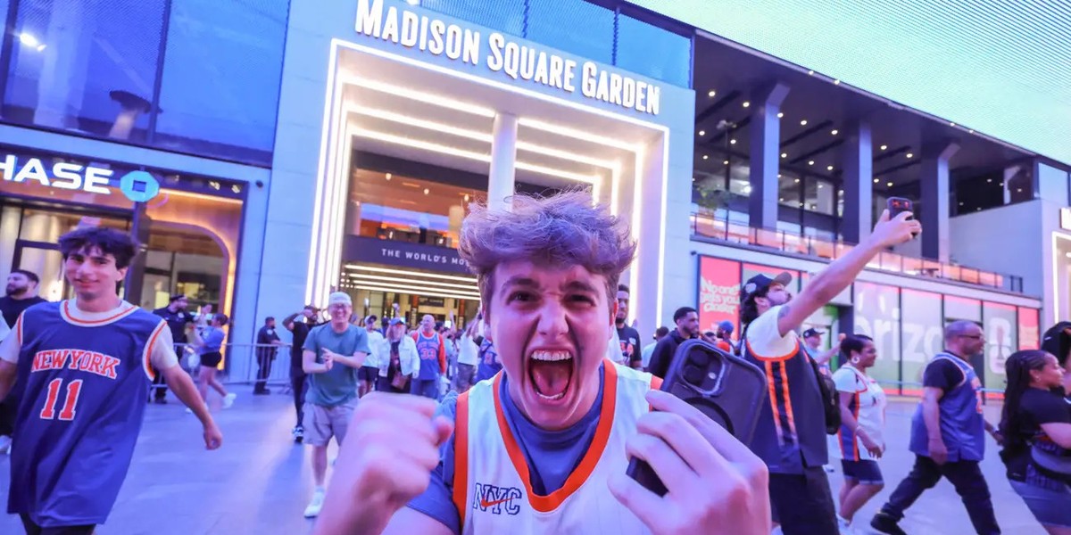Knicks po raz pierwszy od 1999 roku byli gospodarzami meczu finałowego. Aukcja dwóch biletów zakończyła się kwotą 1 miliona dolarów.