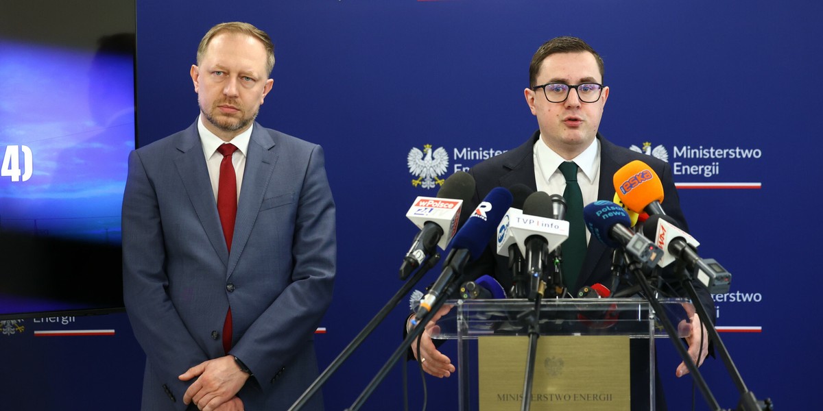 Minister energii Miłosz Motyka (P) i wiceminister Wojciech Wrochna (L)