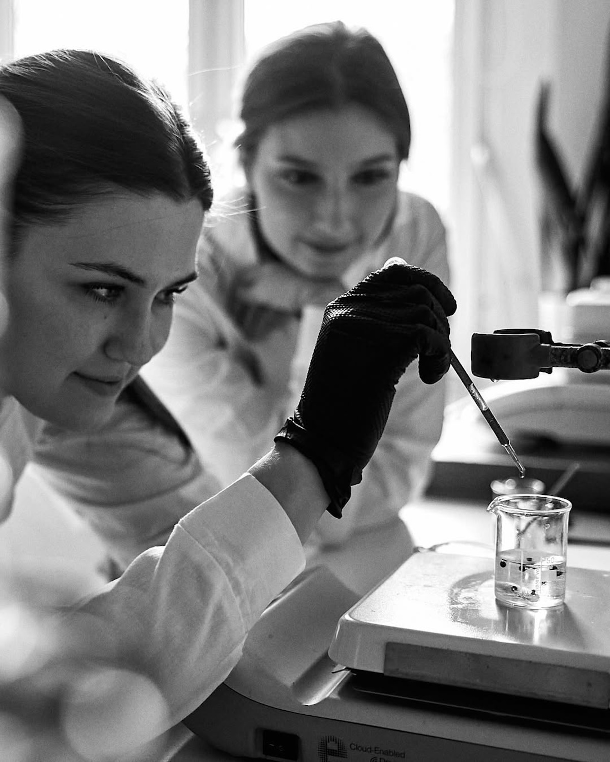 Prace laboratoryjne nad materiałem NUTICO®, wegańską alternatywą dla skóry naturalnej. Fotografia ilustruje proces badawczo-rozwojowy polskiego biomateriału dla mody premium.