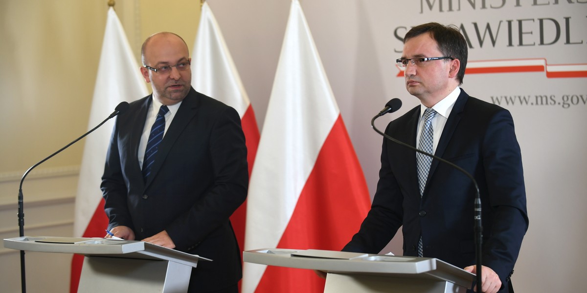 Od lewej: Łukasz Piebiak i Zbigniew Ziobro na konferencji prasowej w 2017 r. 
