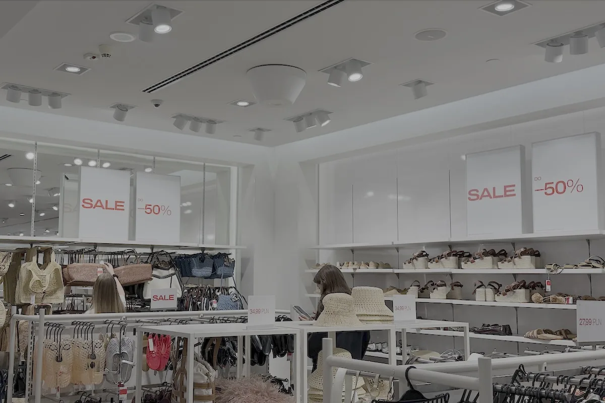 H&amp;M letnia wyprzedaż 2026 ruszyła. Promocje do -50%. Zdjęcie przedstawia wnętrze sklepu H&amp;M w Westfield Arkadia z produktami przecenionymi na półkach oraz widocznymi oznaczeniami SALE.