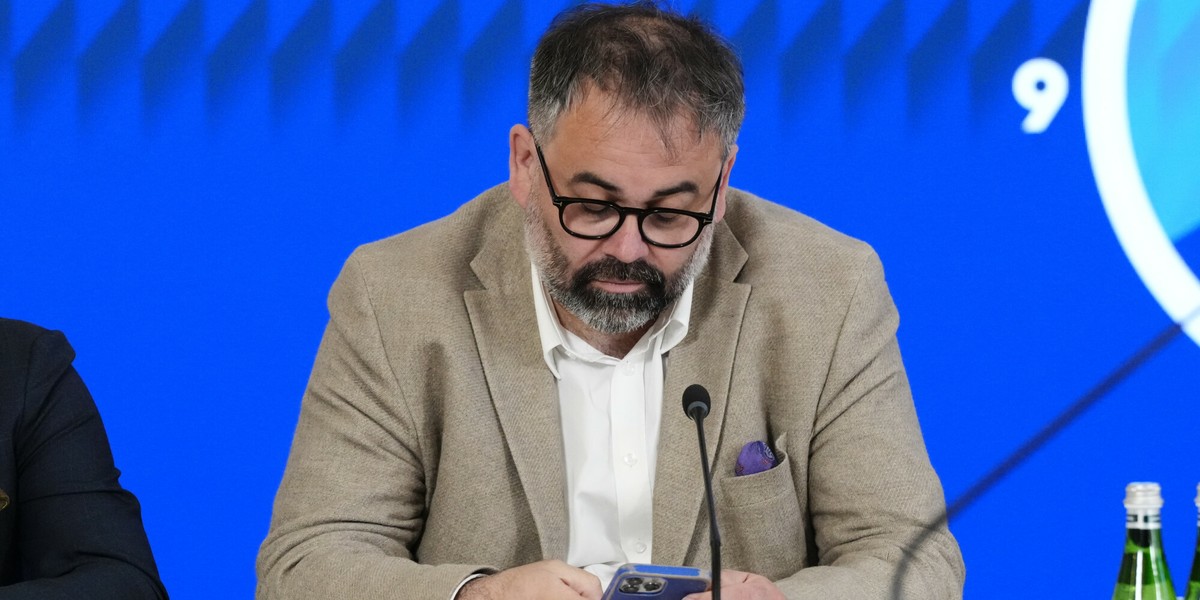 Na zdjęciu Liwiusz Laska na spotkaniu dotyczącym skróconego czasu pracy w kwietniu 2025 r.