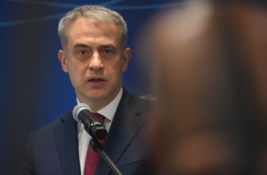 Polskie przedsiębiorstwa na celowniku cyberprzestępców. Oszuści podszywają się pod postacie polityczne