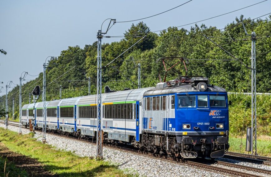 Transport kolejowy ustępuje samochodom ciężarowym w kwestii przewozu ładunków. Natomiast podróżni wracają do korzystania&hellip;