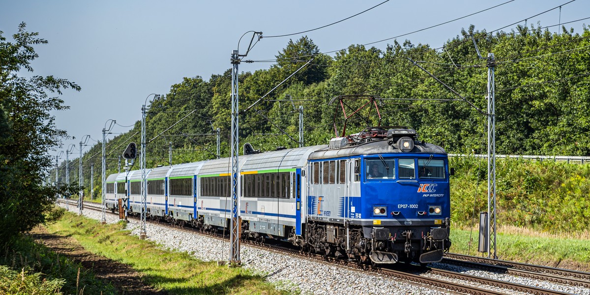Transport kolejowy ustępuje samochodom ciężarowym w kwestii przewozu ładunków. Natomiast podróżni wracają do korzystania z transportu szynowego.