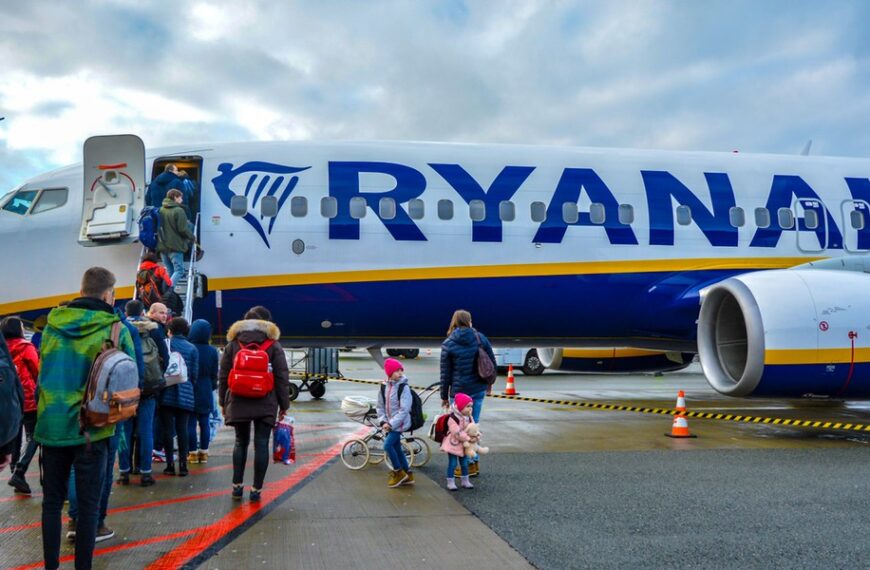 Ryanair żąda dodatkowych opłat za miejsce obok pociechy. „Niedorzeczne postępowanie”
