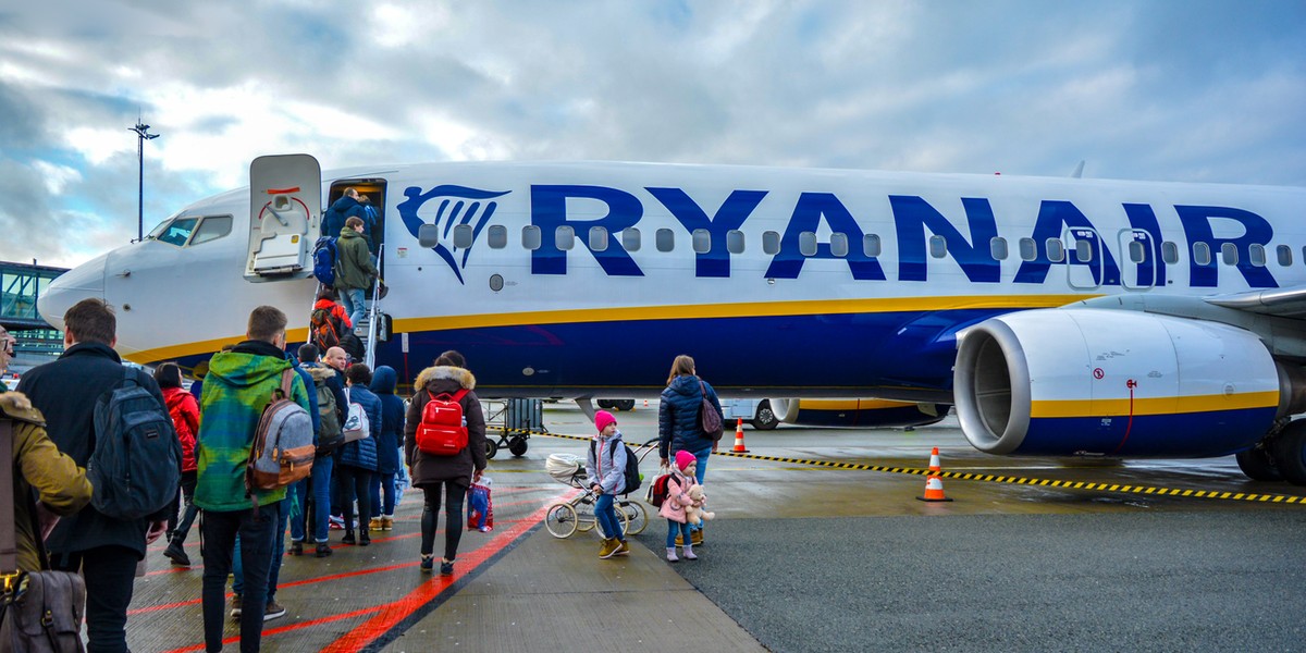 Ryanair żąda dodatkowych opłat za miejsce obok pociechy. „Niedorzeczne postępowanie”