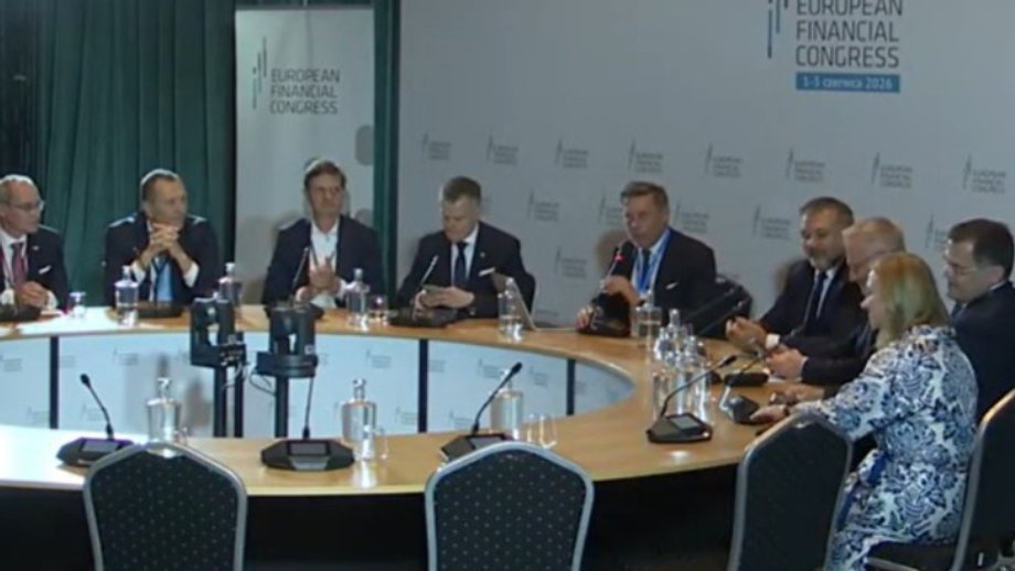 Okrągły Stół ds. Ryzyk Prawnych Rynku Finansowego na EKF prowadził prof. Michał Romanowski (piąty z lewej), obok Waldemar Żurek, minister sprawiedliwości