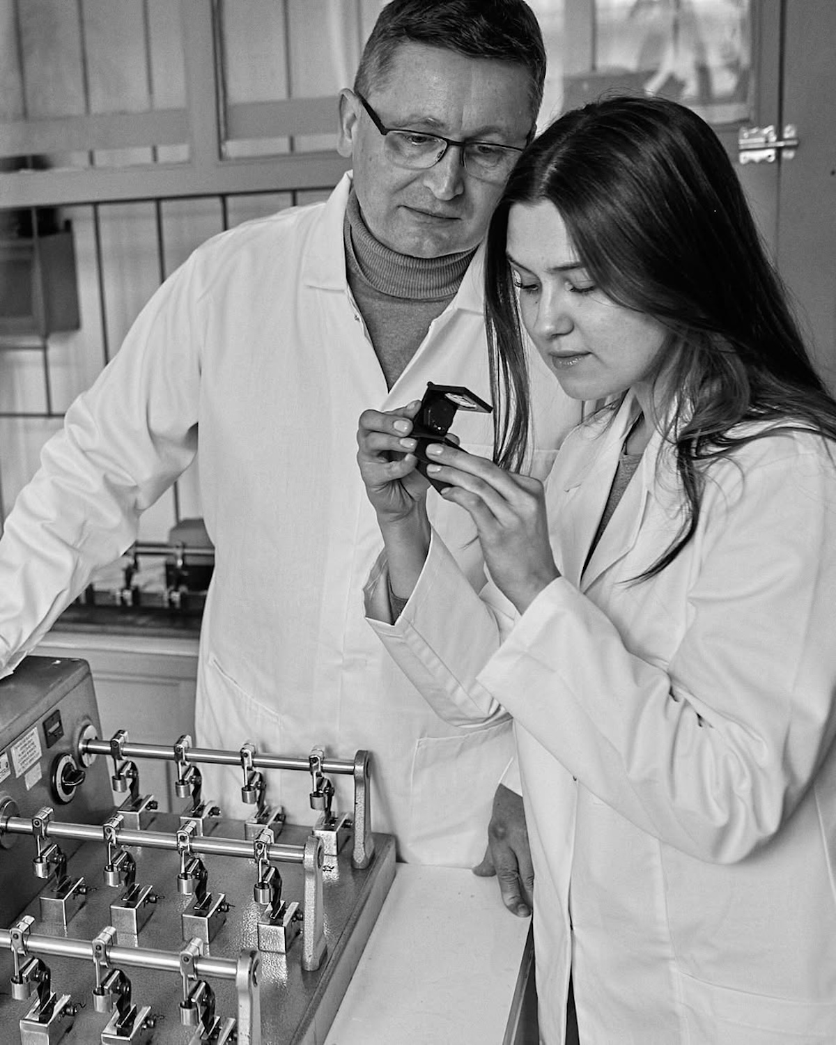 Zespół Bio2Materials podczas laboratoryjnych testów materiału NUTICO®, polskiej „czekoladowej skóry” z łusek kakaowca i łupin orzechów. Zdjęcie pokazuje zaplecze badawcze stojące za innowacją nagrodzoną PETA Vegan Fashion Award 2026.