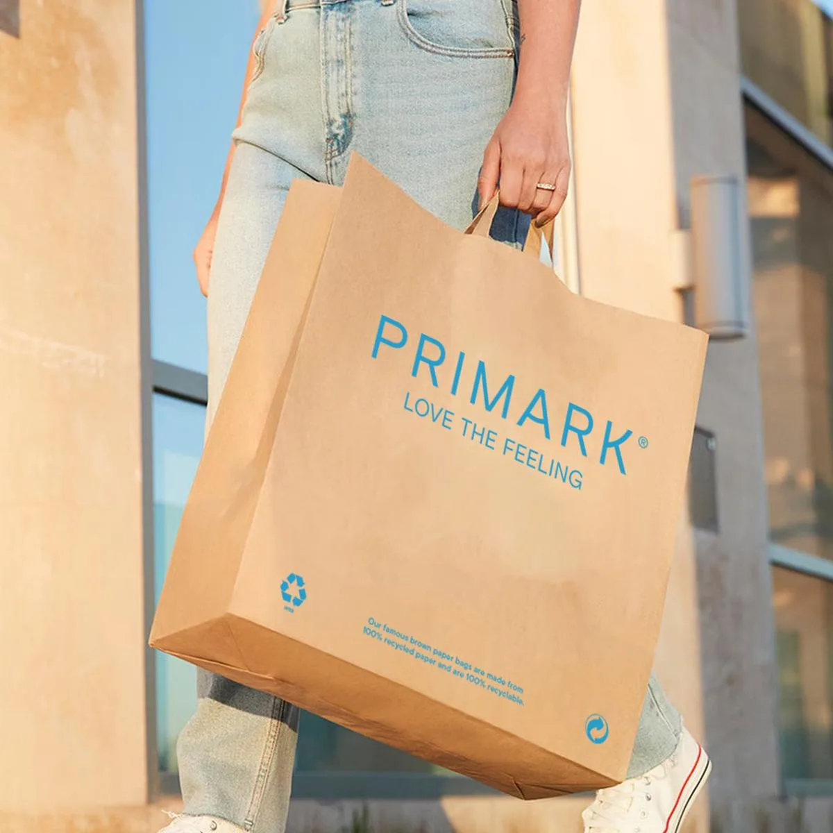 Papierowa torba Primark trzymana przez klientkę przed sklepem. Marka zapowiada cztery nowe otwarcia w Polsce, dzięki czemu do końca 2027 roku będzie mieć łącznie 12 placówek.