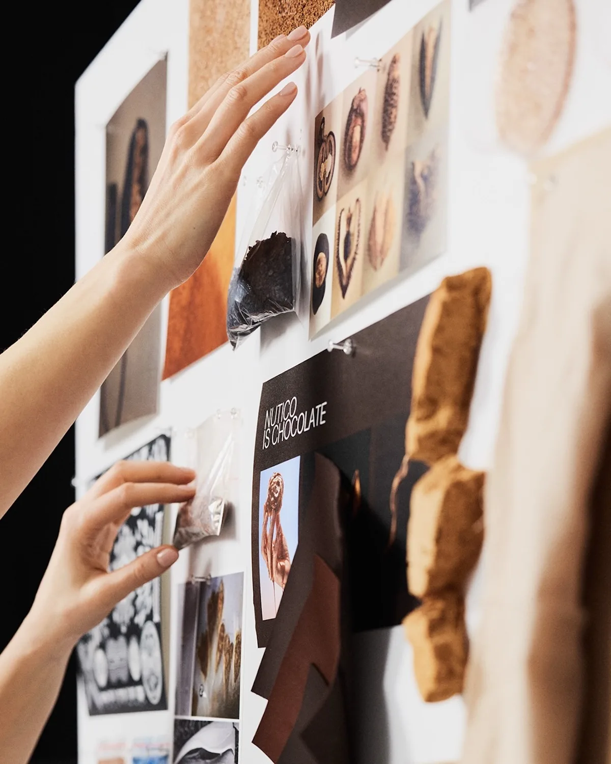 Tablica inspiracji NUTICO® z próbkami materiałów, zdjęciami łusek kakaowca i hasłem „Nutico is chocolate”. Fotografia pokazuje proces projektowy stojący za polską „czekoladową skórą” nagrodzoną PETA Vegan Fashion Award 2026.