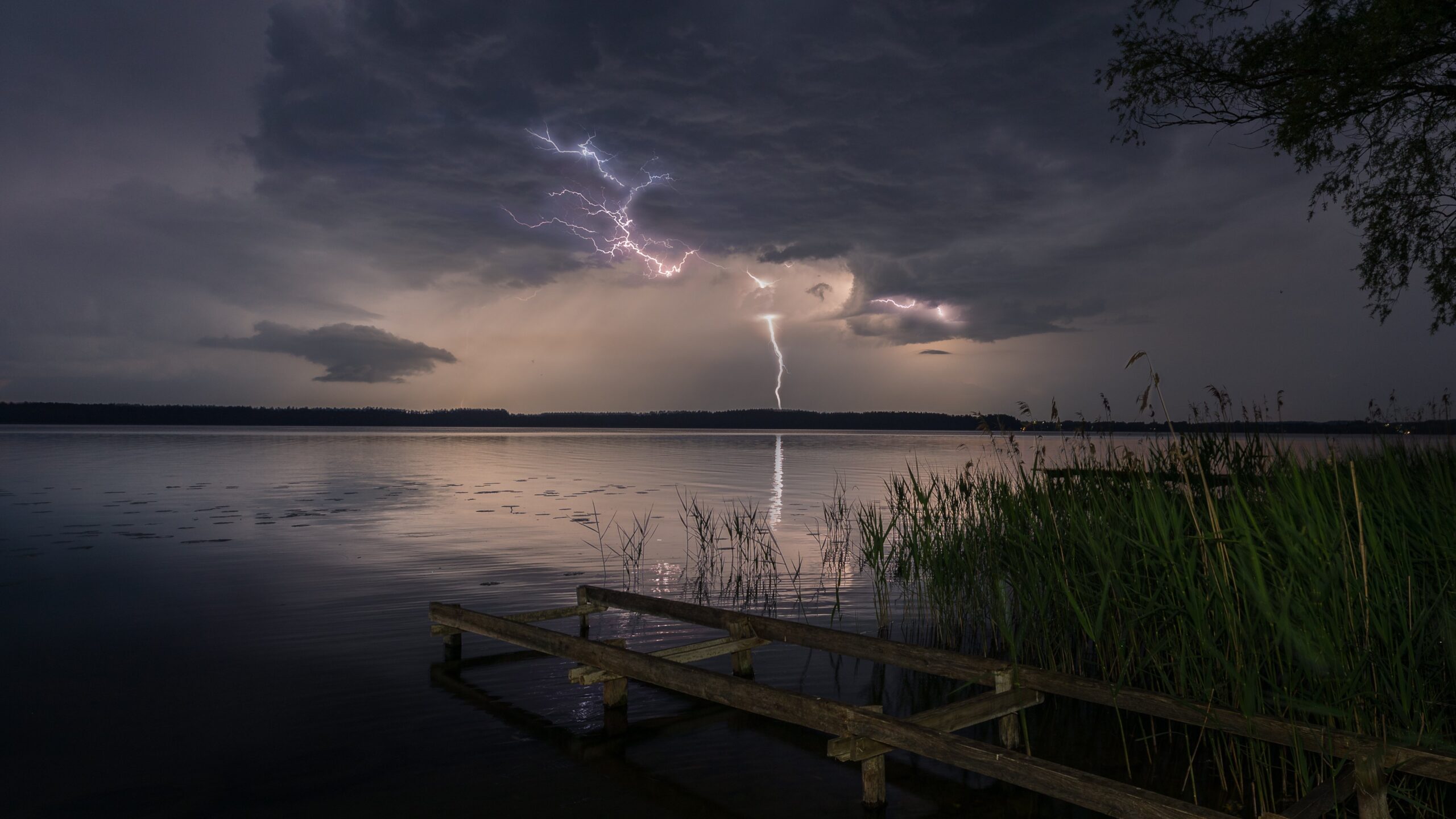 Nowe alerty IMGW na piątek. Burze i intensywne opady deszczu