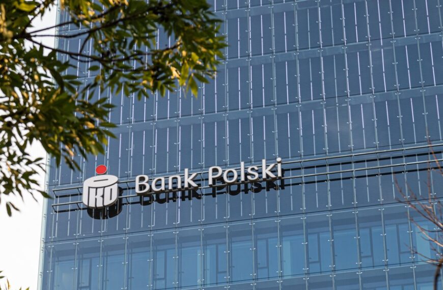Polski przemysł nie traci tempa pomimo konfliktu zbrojnego. Pozytywne prognozy PKO BP