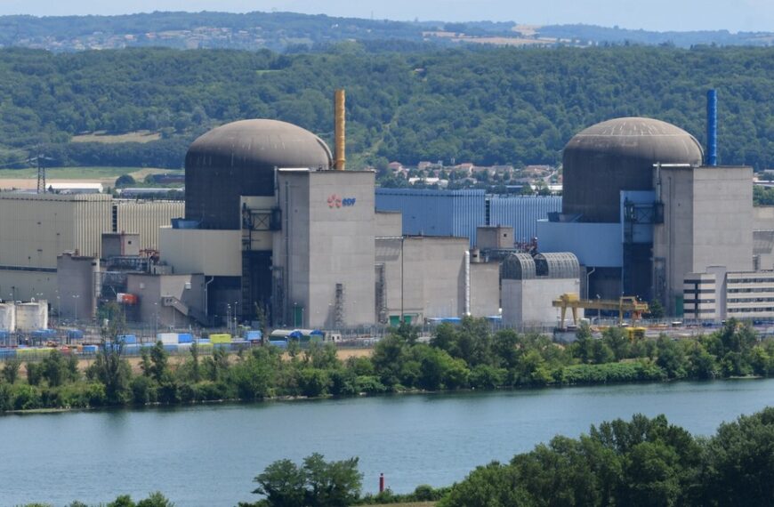 Francja zmniejsza produkcję mocy z atomu. Fala gorąca wpływa na elektrownie