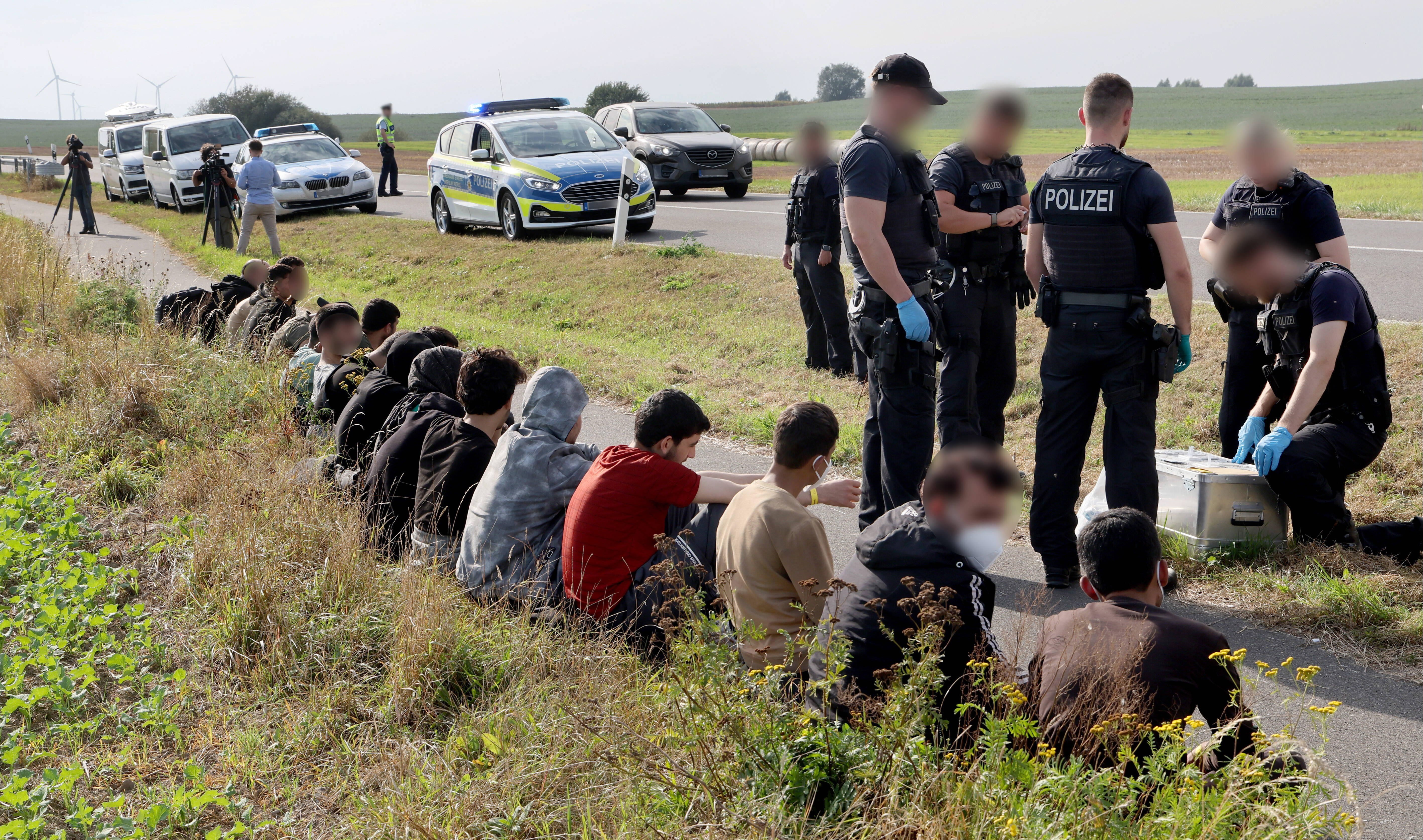 Ostre prawo azylowe w Niemczech uderzy w Polskę. Nielegalni imigranci zostaną u nas - INFBusiness