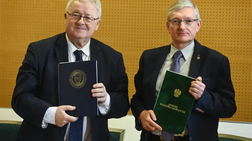 , 05.02.2025. Minister rolnictwa i rozwoju wsi Czesław Siekierski (L) i prof. dr hab. inż. Piotr Przybyłowicz (P) podczas spotkania w siedzibie MRiRW w Warszawie, 5 bm. Podczas wydarzenia podpisano "Porozumienie o współpracy na rzecz promowania badań i innowacji w zakresie produkcji i wykorzystania paliw odnawialnych" pomiędzy Ministerstwem Rolnictwa i Rozwoju Wsi a Politechniką Warszawską. PAP/Piotr Nowak