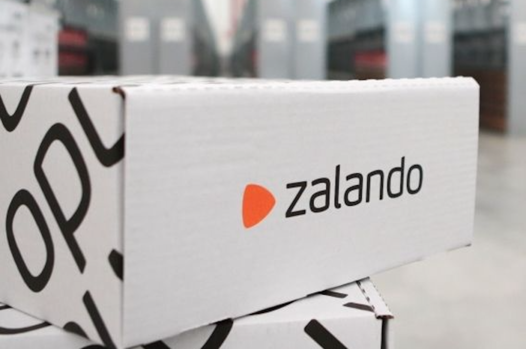 Kartonowa paczka Zalando z logo umieszczonym na środku zdjęcia.